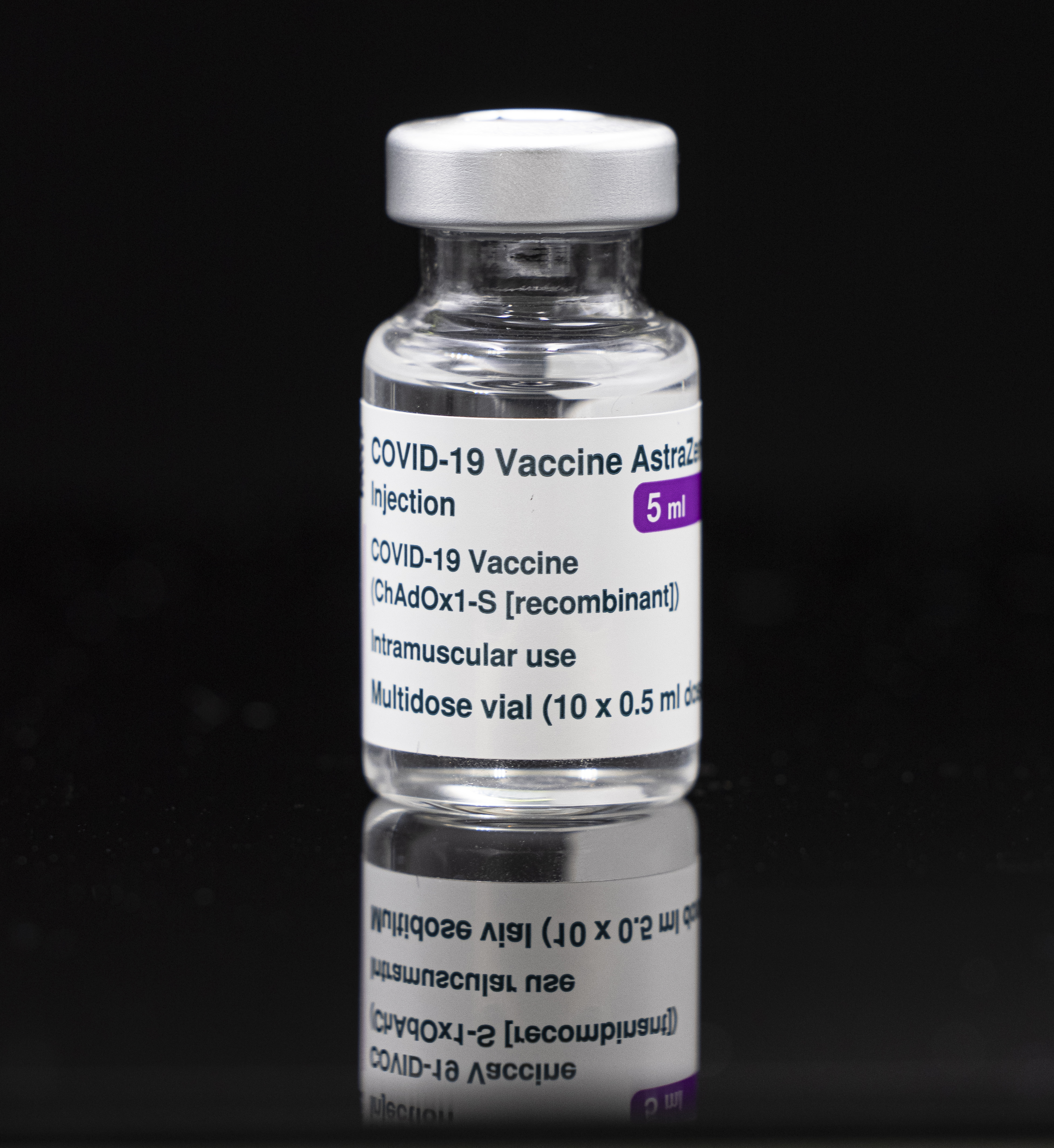 Lahvička s vakcínou proti COVID-19 od AstraZeneca.  (Kredit: Arne Müseler, CC BY-SA