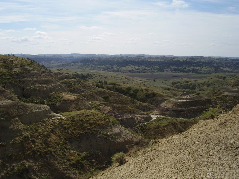 Pohled na sedimenty geologického souvrství Hell Creek na území Státního parku Hell Creek ve východní Montaně. Právě v době ukládání těchto vrstev došlo ve více než 3000 kilometrů vzdálené části proto-Karibiku k osudné srážce. Jak ukazují objevy na ně