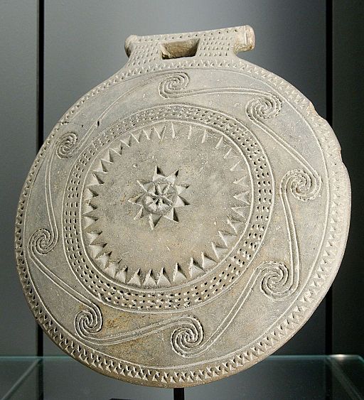 Snad z ostrova Syru, kolem 2700 před n. l., skupina (fáze) Kampos. Průměr 20 cm, výška 22 cm, tloušťka 4 cm. Louvre Museum, CA 2991. Kredit: Marie-Lan Nguyen, Wikimedia Commons.