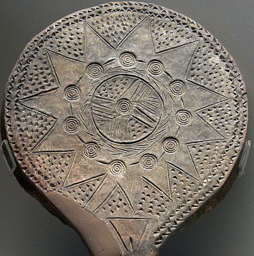 Koncentricky zdobená, ale přitom s ženským přirozením, 2800 -2300 před n. l. Národní archeologické muzeum v Athénách. Kredit: Zde, Wikimedia Commons.