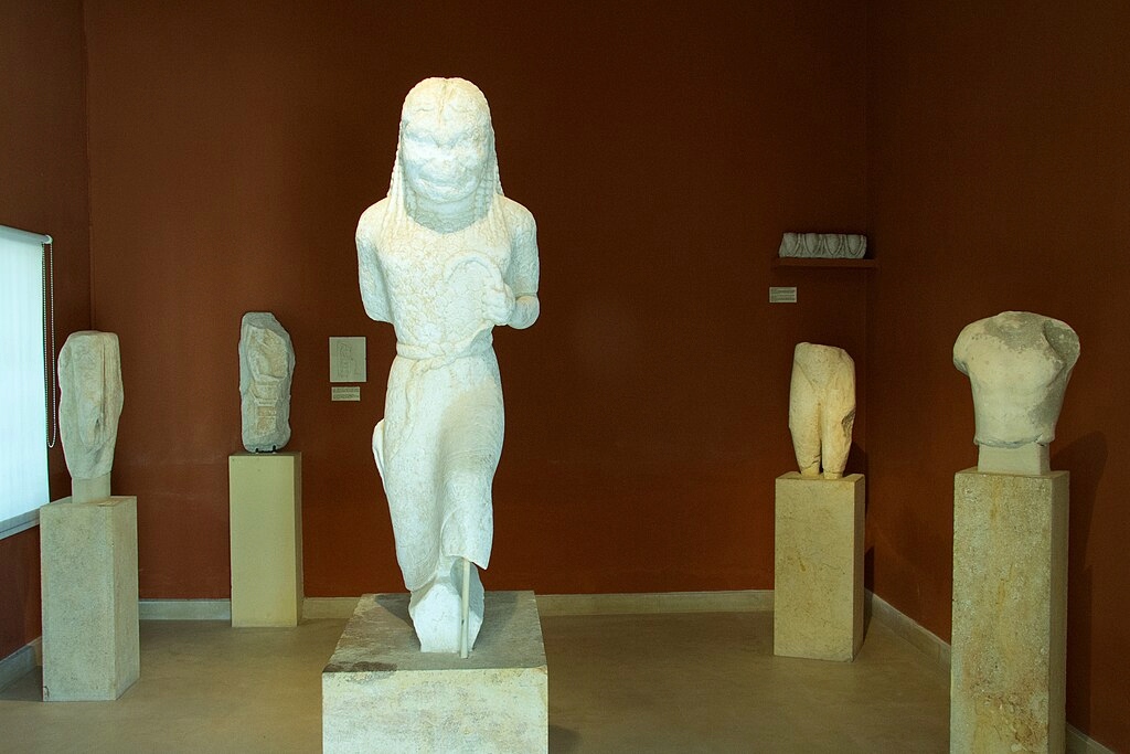 Gorgó z poloviny 6. století před n. l. a menší archaické plastiky z různých míst Paru. Kredit: Zde, Wikimedia Commons. Licence CC 4.0.