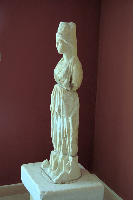 Menší socha Artemidy, kolem roku 360 před n. l. Archeologické muzeum na Paru, A 802. Kredit: Zde, Wikimedia Commons. Licence CC 3.0.