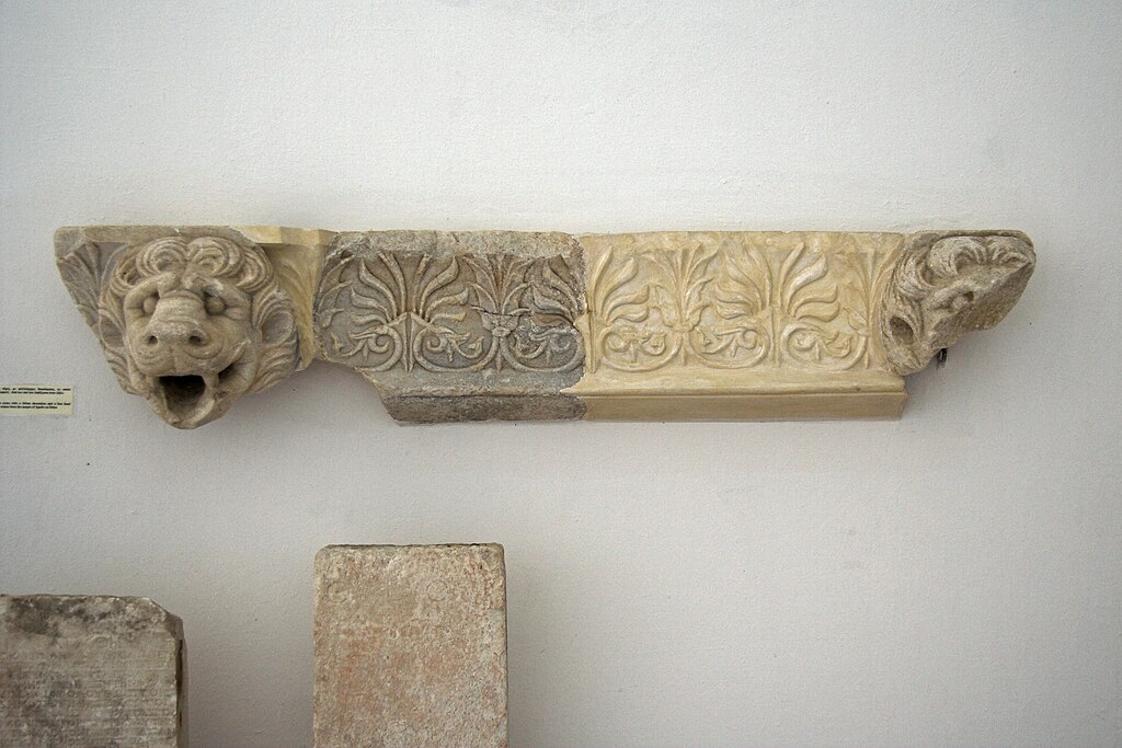 Stavební článek se lvími hlavami a listy, inv. č. A 119. Kredit: Zde, Wikimedia Commons. Licence CC 3.0.