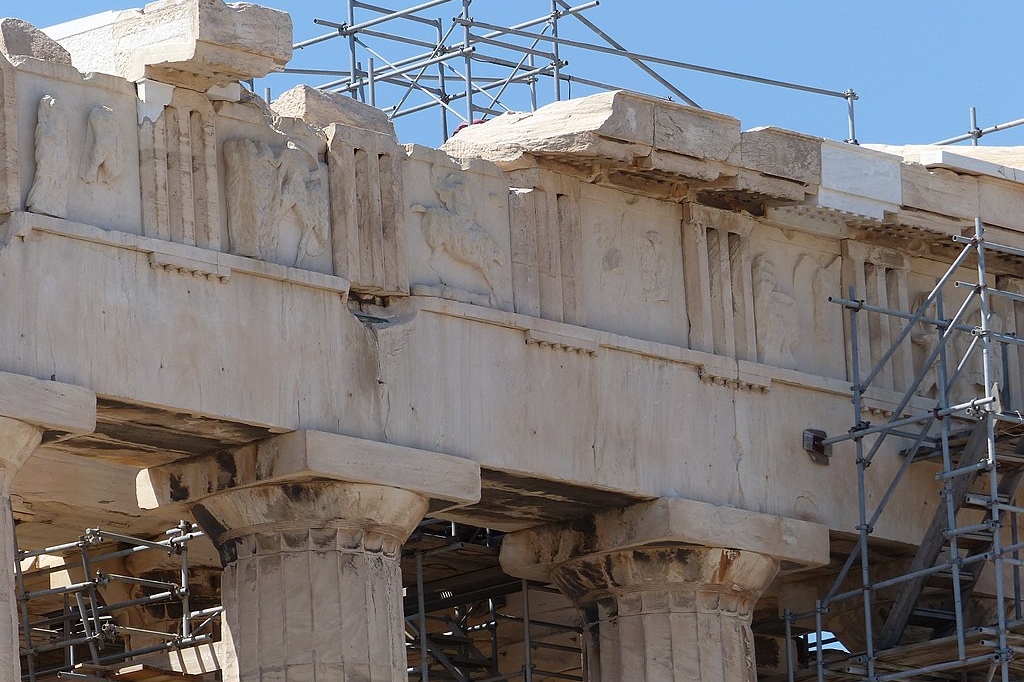 Hlavice dórských sloupů a metopy na severní straně Parthenonu. Kredit: Benjamín Nú?ez González, Wikimedia Commons. Licence CC 4.0.