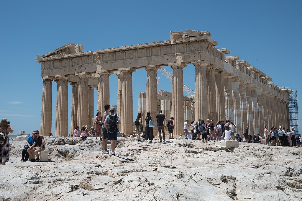 Východní průčelí Parthenonu od severovýchodu. Kredit: Zde, Wikimedia Commons. Licence CC 4.0.