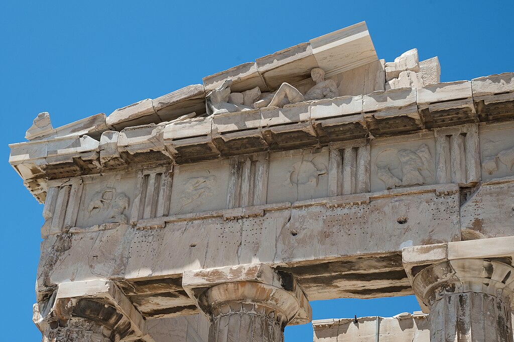 Koně a Dionýsos na východním průčelí Parthenonu. Kredit: Zde, Wikimedia Commons. Licence CC 4.0.