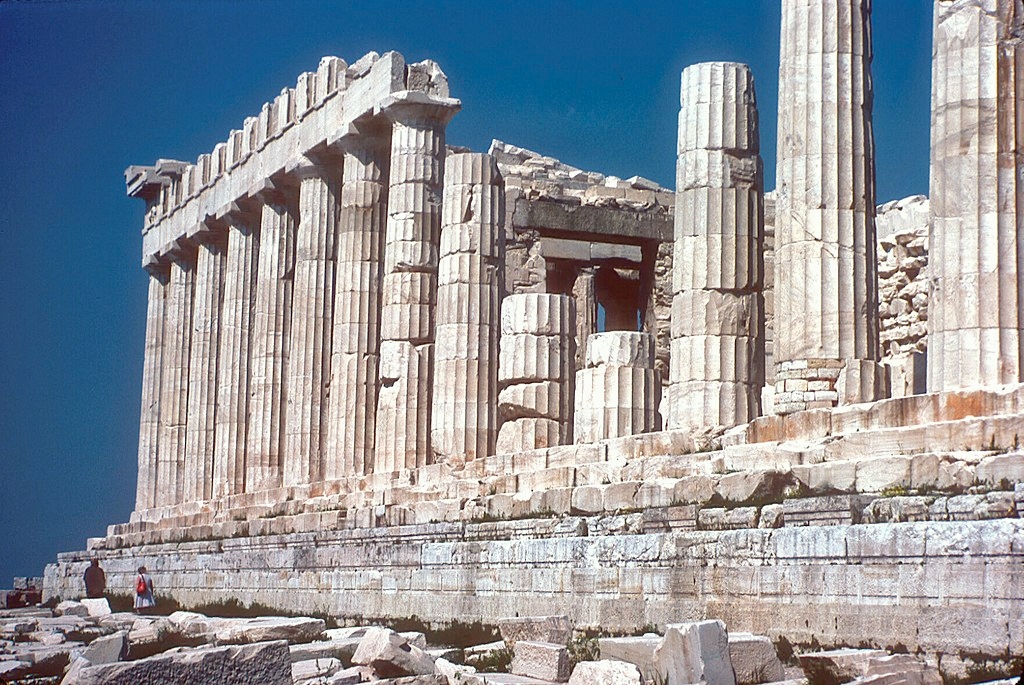 Jižní strana Parthenonu, stav roku 1980. (V odstupu při focení brání okraj hradby.) Kredit: Johnckarnes, Wikimedia Commons. Licence CC 4.0.