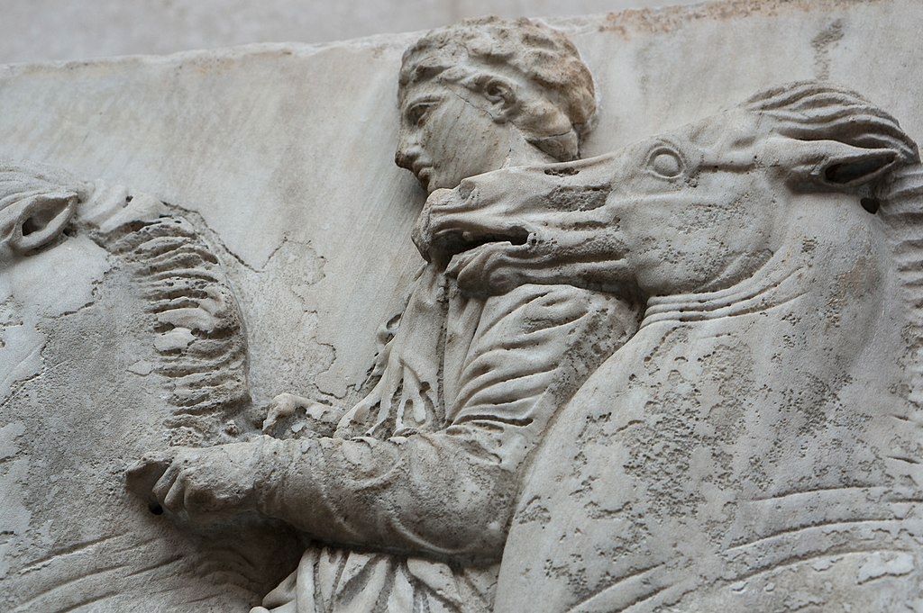 Metopa z Parthenonu. Britské muzeum, sál 18. Kredit: Paul Hudson, Wikimedia Commons. Licence CC 2.0.