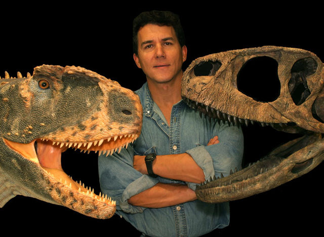 RekonstruovanĂˇ lebka a model hlavy abelisaurida rugopse s jeho objevitelem Paulem Serenem. Tento dinosaurus dosahoval vĂ˝Ĺˇky v plecĂ­ch aĹľ 2,5 metru a pĹ™edstavoval tak sice lehce stavÄ›nĂ©ho, ale velmi nebezpeÄŤnĂ©ho predĂˇtora vĹˇem menĹˇĂ­m a s