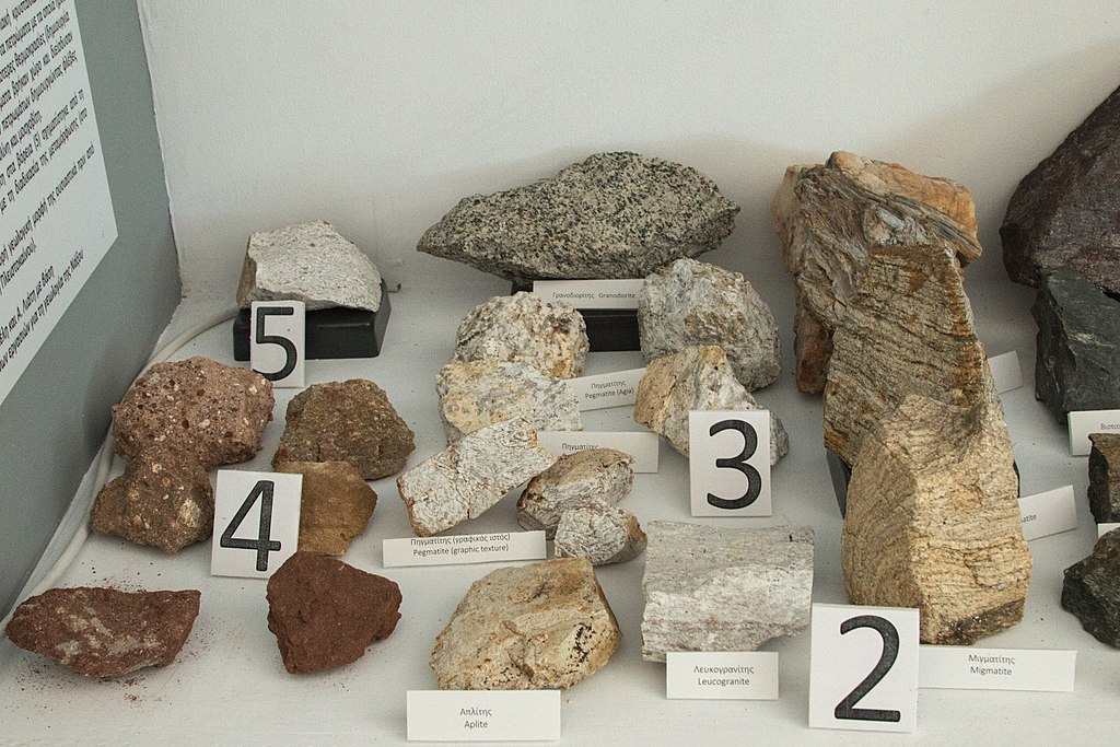 Malá část vzorků naxijských minerálů. Kredit: Zde, Wikimedia Commons. Licence CC 4.0.