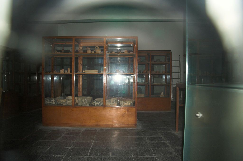 Pohled od vchodu do Archeologického muzea v Apeiranthu. Kredit: Zde, Wikimedia Commons. Licence CC 4.0.
