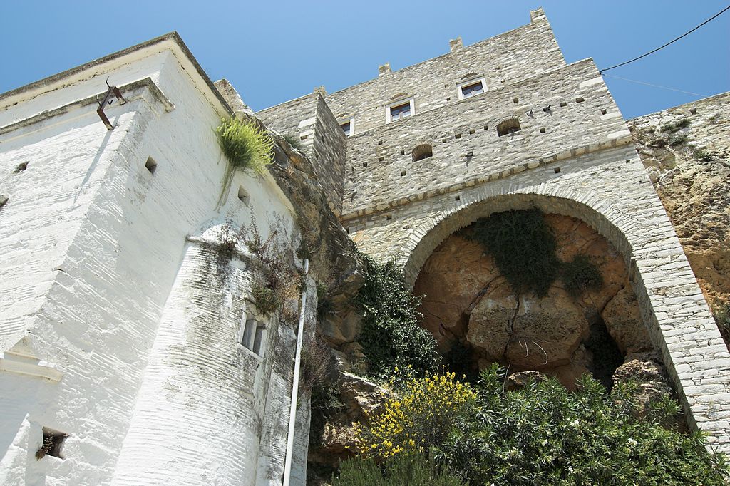 Jeden z kostelů a hrad Zevgolis v Apeiranthu. Kredit: Zde, Wikimedia Commons. Licence CC 4.0.