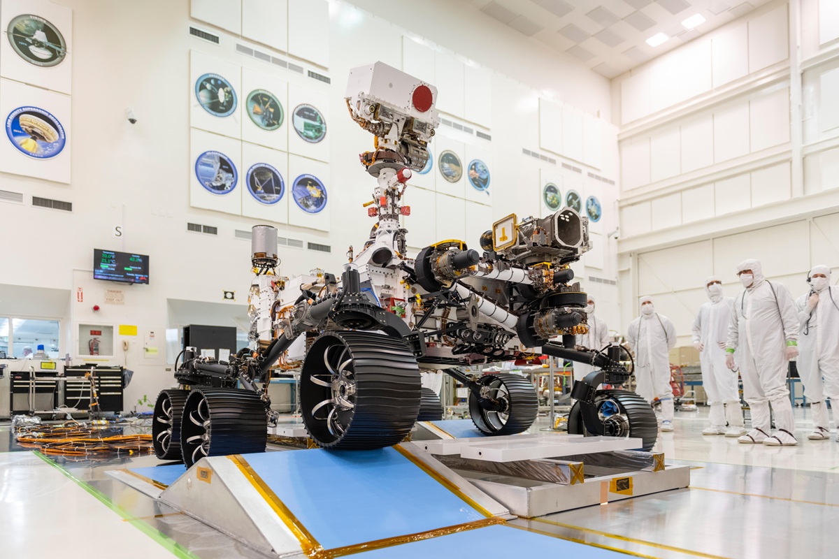Perseverance (česky Vytrvalost) je vozítko („rover“), které je součástí mise Mars americké agentury NASA. Na snímku je v čisté místnosti Jet Propulsion Laboratory NASA v Pasadeně v Kalifornii. Další ukázky práce vozítka v terénu zde.  Zdroj: NASA/JPL