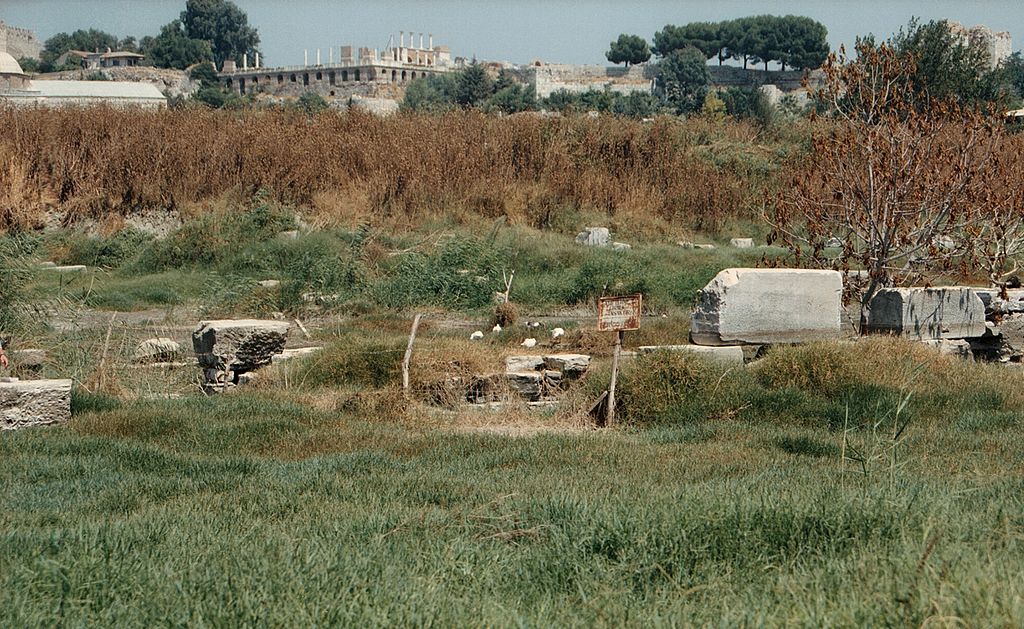 Dnešní vzhled azylového prostoru u Artemidina chrámu v Efesu, kam se prý Hérakleitos uchýlil, možná po neúspěšném pokusu svého kamaráda o převrat. Kredit: Zde, Wikimedia Commons.