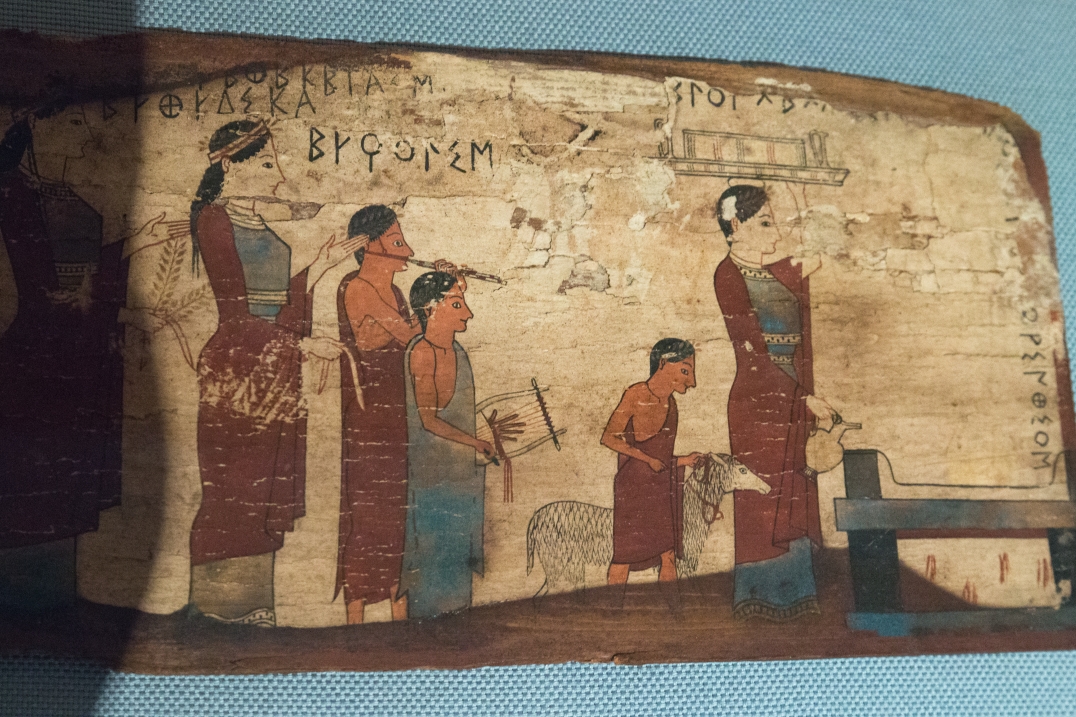 Obětní procesí s hudbou. Velevzácná desková malba, 540–530 před n. l. Kredit: Wikimedia Commons.