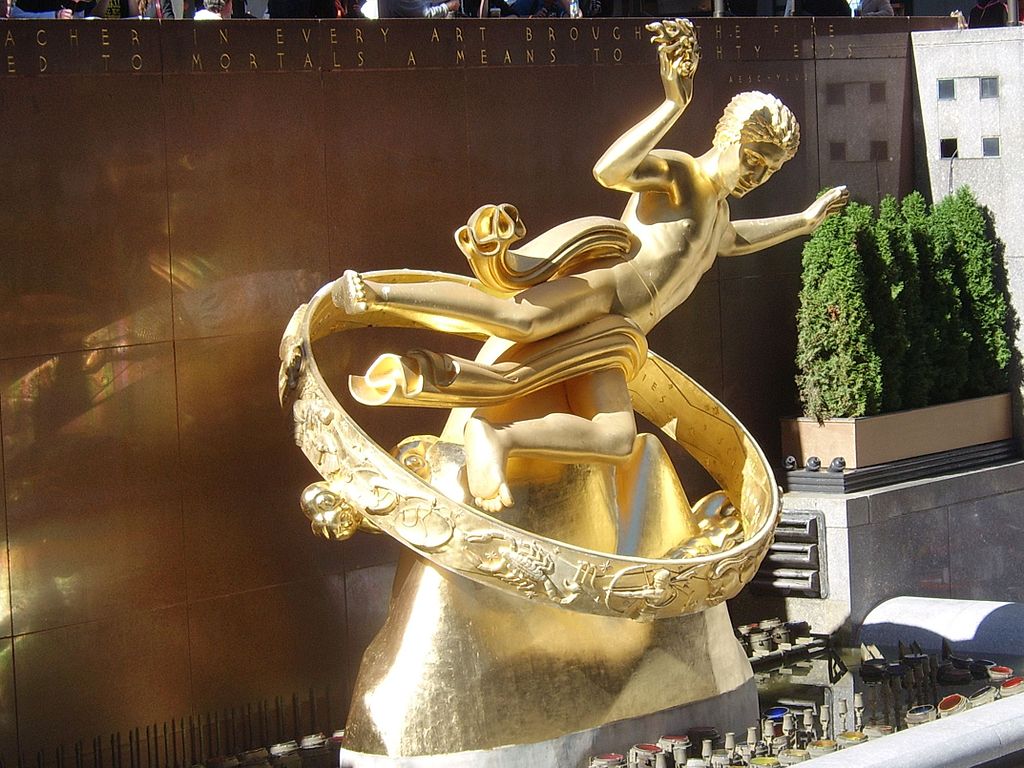 Pozlacený Prométheus střeží Rockefeller Center na Manhattanu z centra zodiaku od roku 1934. Kredit: Wikimedia Commons.