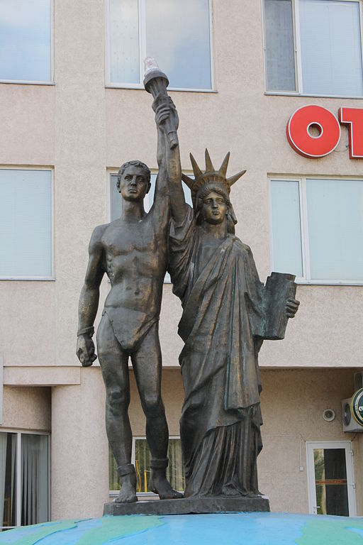 Prométheus se sochou svobody, Dněproděržinsk, Ukrajina, asi rané 21. století. Kredit: Wikimedia Commons.
