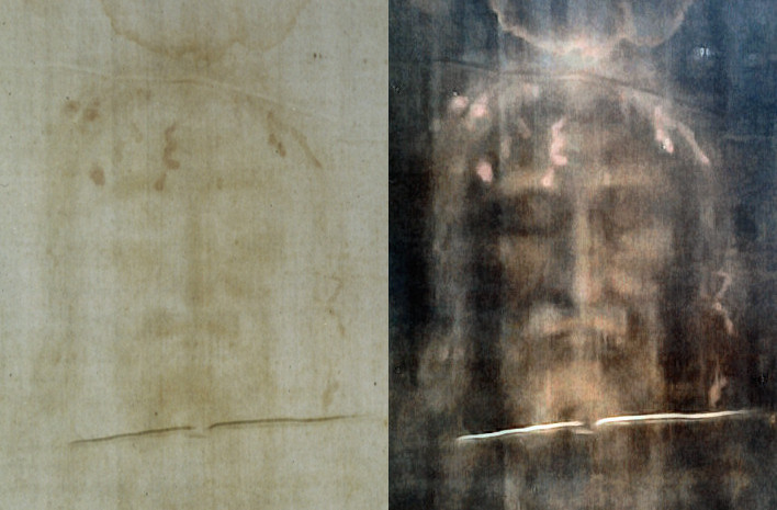 Výraz tváře na turínském plátně vynikne po digitálním zpracování. Vlevo pozitiv. Podrobnosti zpracování obrazu zde. (Kredit: Dianelos Georgoudis, Wikipedia)