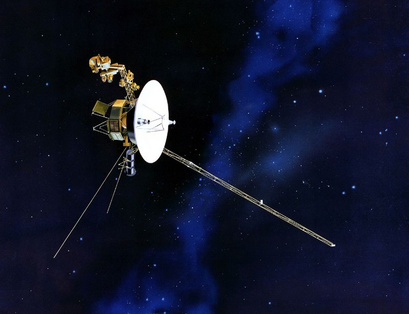 PrĂˇvÄ› gravitaÄŤnĂ­ manĂ©vr umoĹľnil vyslat Voyager 2 za hranice danĂ© heliopauzou a zaÄŤĂ­t zkoumat vlastnosti mezihvÄ›zdnĂ©ho prostoru. NaĹˇi vyslanci tak prozkoumĂˇvajĂ­ cestu budoucĂ­m mezihvÄ›zdnĂ˝m lodĂ­m. (Zdroj NASA).