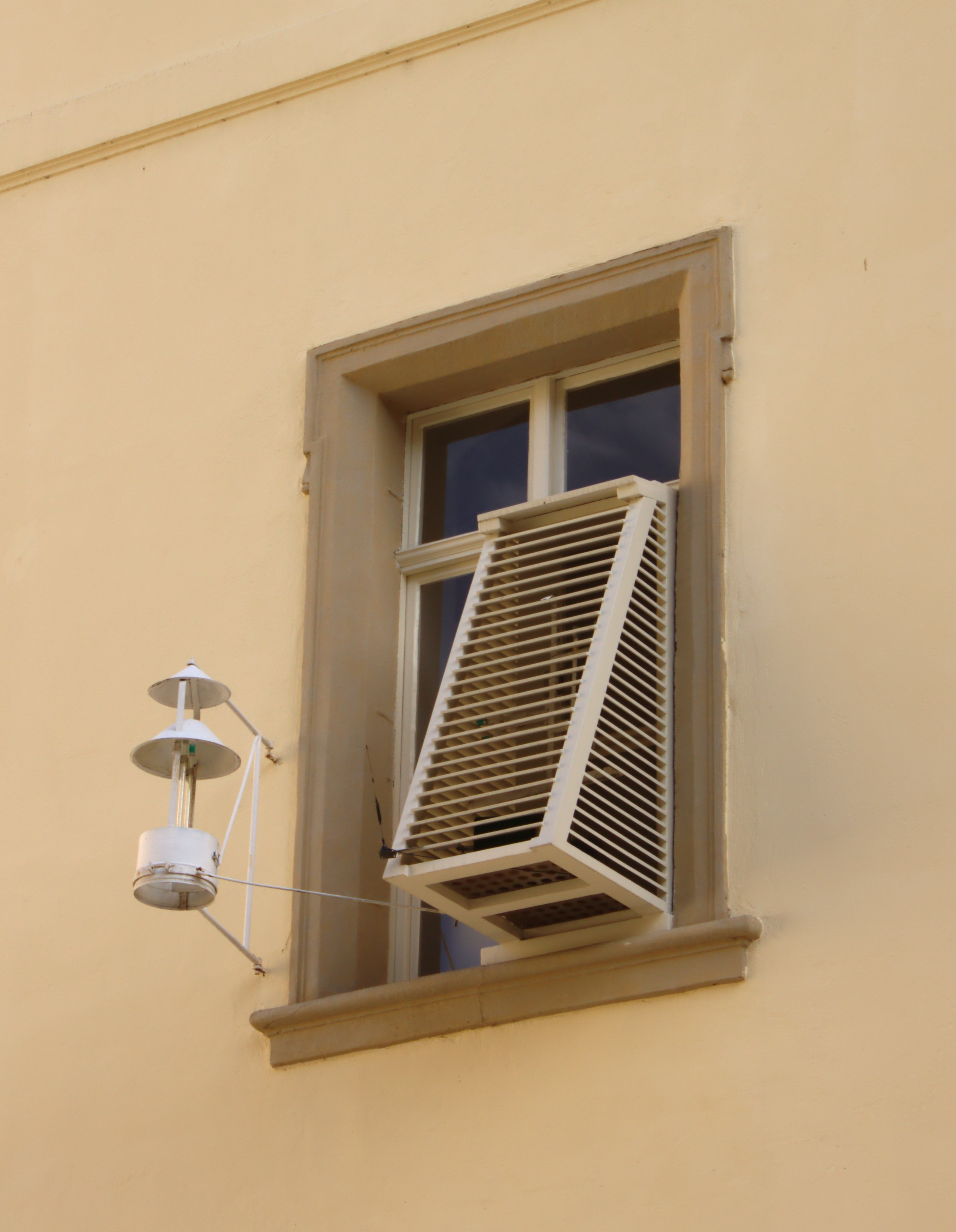 Budky s měřicími přístroji jsou umístěny na severní fasádě v 1. patře přístavku vnitřního bloku jižního křídla Klementina vedle kostela sv. Klimenta.  Kredit: Aktron, Wikimedia Commons, CC BY 3.0