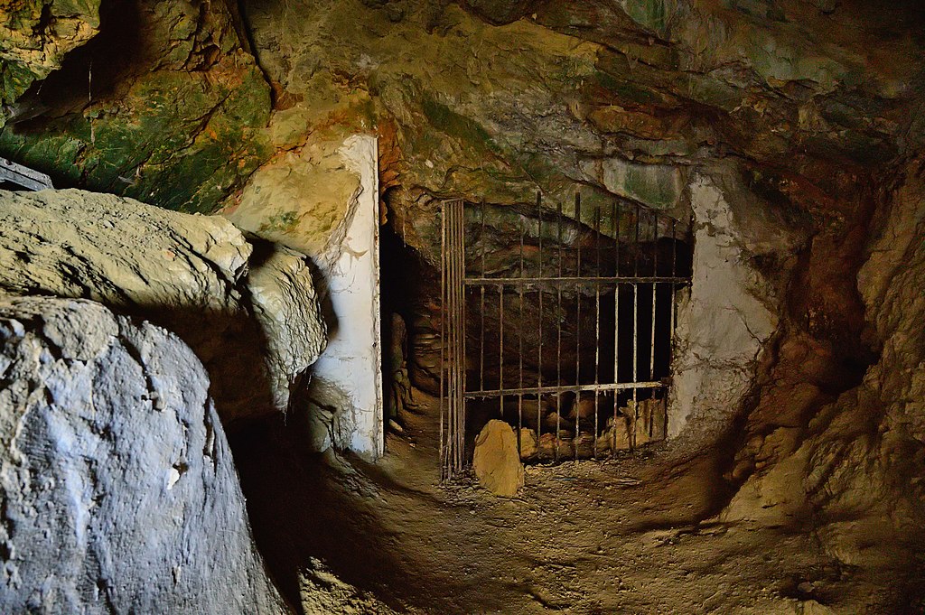 Vchod do vnitřní části jeskyně. Kredit: Zde, Wikimedia Commons. Licence CC 4.0.