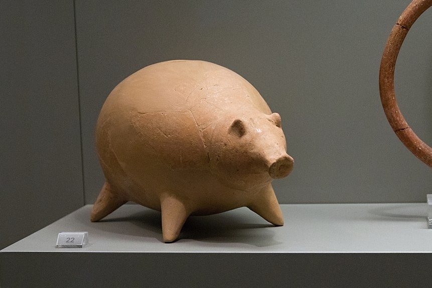 Nádoba z pálené hlíny ve tvaru prasátka. Lémnos, 3. tisíciletí před n. l. Národní archeologické muzeum v Athénách. Kredit: Zde, Wikimedia Commons