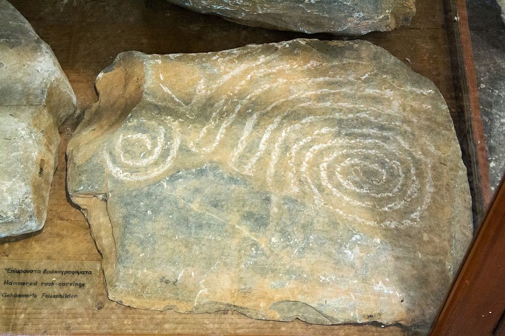 Kykladská skalní rytina, 3000-2300 před n. l. Archeologické muzeum v Apeiranthu na Naxu. Kredit: Zde, Wikimedia Commons.