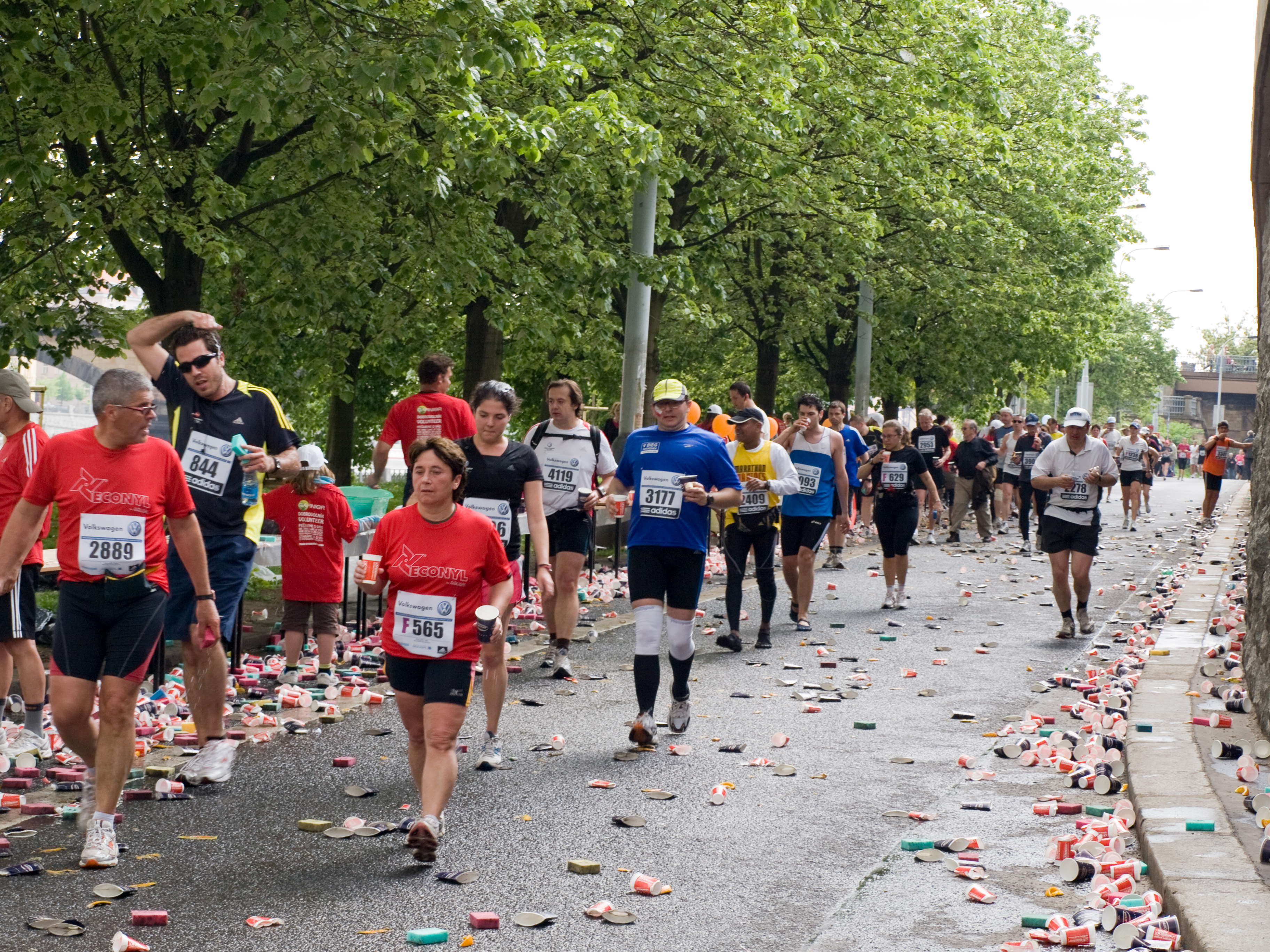 Ani účastníci pražského maratonu nejsou bez rizika. Na každých 100 000 účastníků statisticky připadá přibližně jedno úmrtí. Na snímku je občerstvovací stanice na Nábřežní ulici, cca 31 km. Kredit: Honza Groh (Jagro).