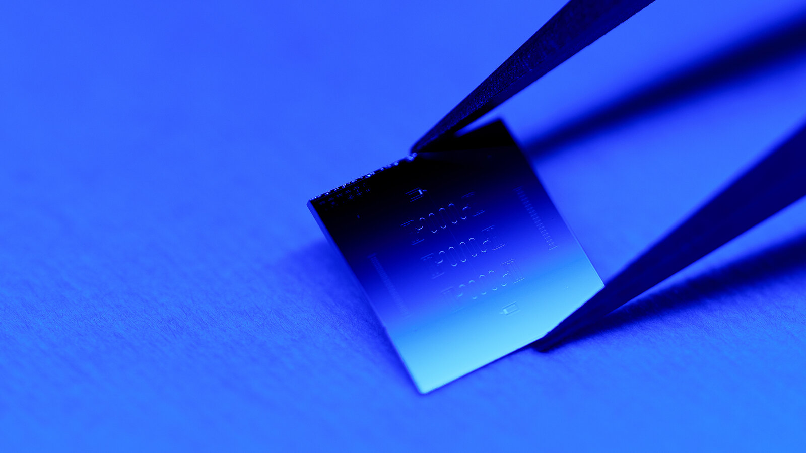 Čip s novými qubity. Kredit: Princeton University; Office of Communications; Matt Raspanti (2025).