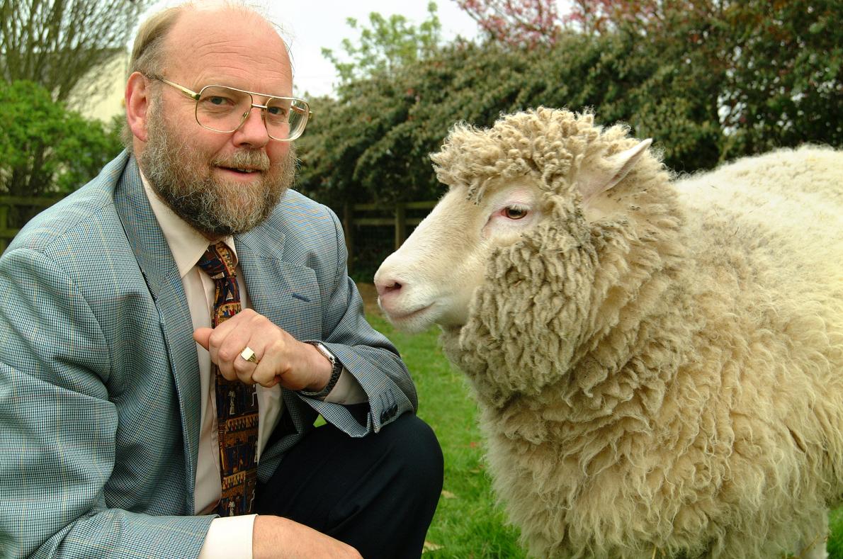 Ian Wilmut, nositel vyznamnání Golden Plate Award od Americké akademie věd, nositel Řádu britského impéria (OBE), člen Královské společnosti (FRS). člen Akademie lékařských věd, člen Královské společnosti v Edinburghu. Povýšen do šlechtického stavu (