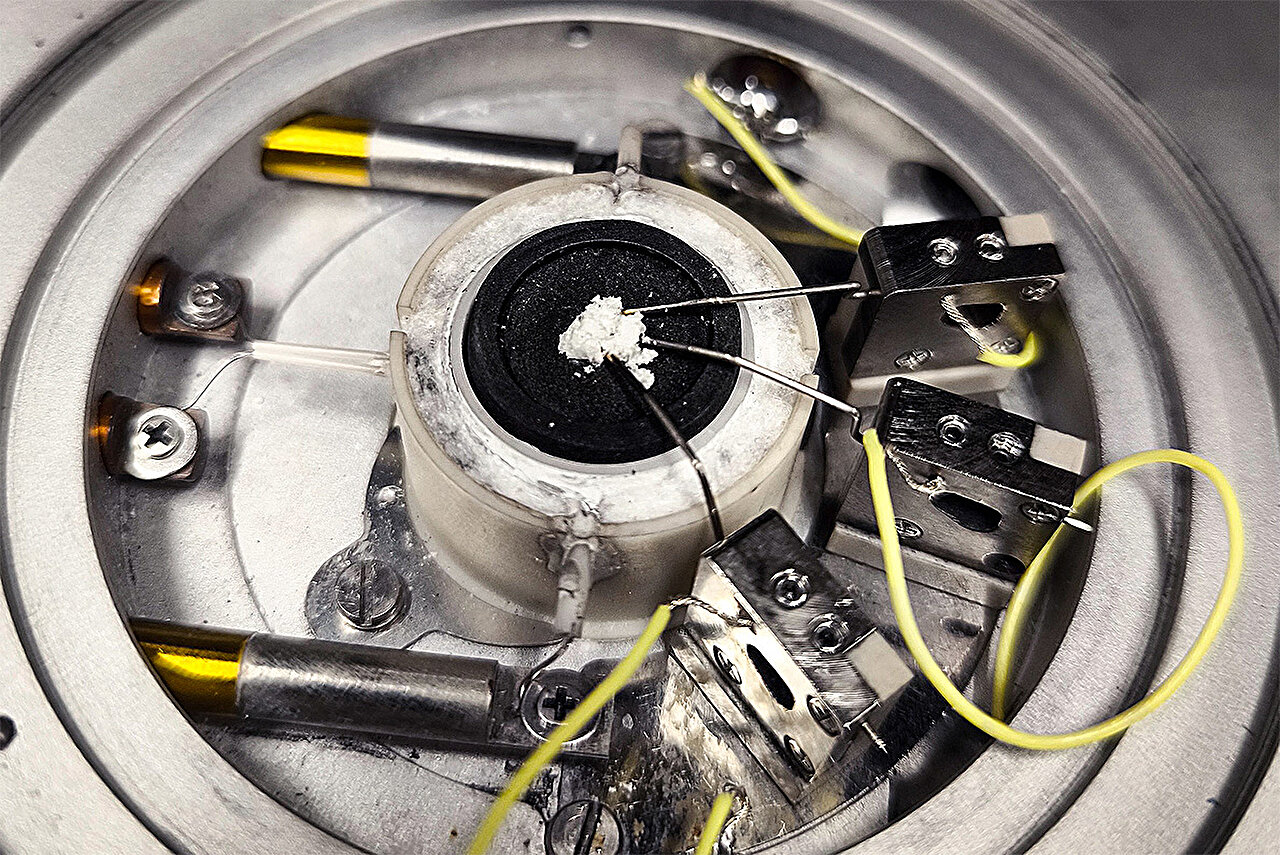Grafitový experiment v detailu. Kredit: Sander Ratso/National Institute of Chemical Physics and Biophysics.