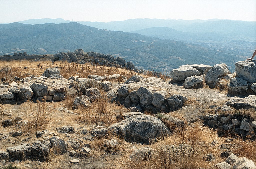 Afrodítin chrám na vrcholu Akrokorintu. Kredit: Zde, Wikimedia Commons. Licence CC 4.0.