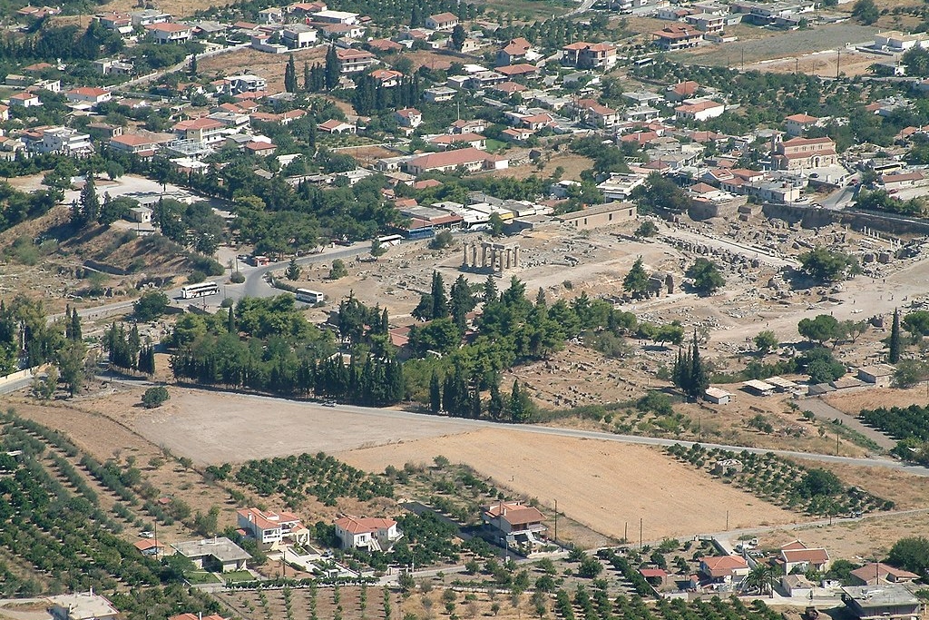 Starý Korint z Akrokorintu, teleobjektivem. Kredit: Zde, Wikimedia Commons. Licence CC 4.0.