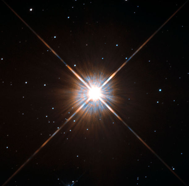 Ke Slunci nejbliĹľĹˇĂ­ hvÄ›zda Proxima Centauri se nachĂˇzĂ­ ve vzdĂˇlenosti asi 4,24 svÄ›telnĂ©ho roku (ly). Je ale moĹľnĂ©, Ĺľe Slunce mĂˇ svĂ©ho vlastnĂ­ho prĹŻvodce, kterĂ˝ se nachĂˇzĂ­ v jeĹˇtÄ› mnohem menĹˇĂ­ vzdĂˇlenosti? Kredit: ESA/Hubble a 