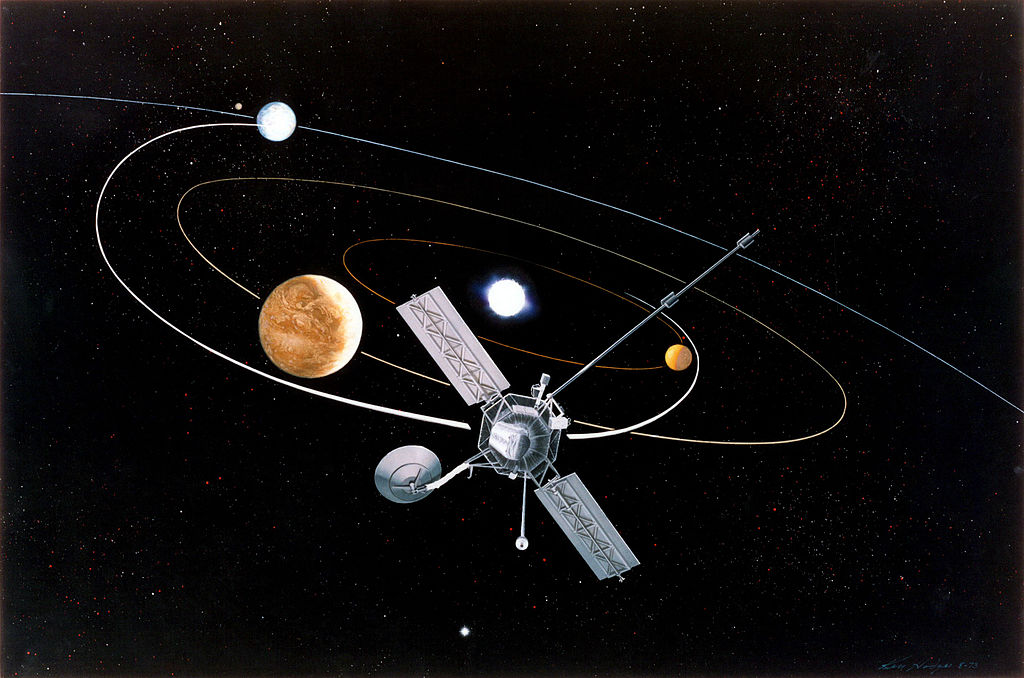 PrvnĂ­ sonda, kterĂˇ vyuĹľila gravitaÄŤnĂ­ manĂ©vr pĹ™i cestÄ› k jinĂ© planetÄ› by Mariner 10, kterĂ˝ se dostal k Merkuru dĂ­ky prĹŻletu okolo VenuĹˇe (zdroj NASA).