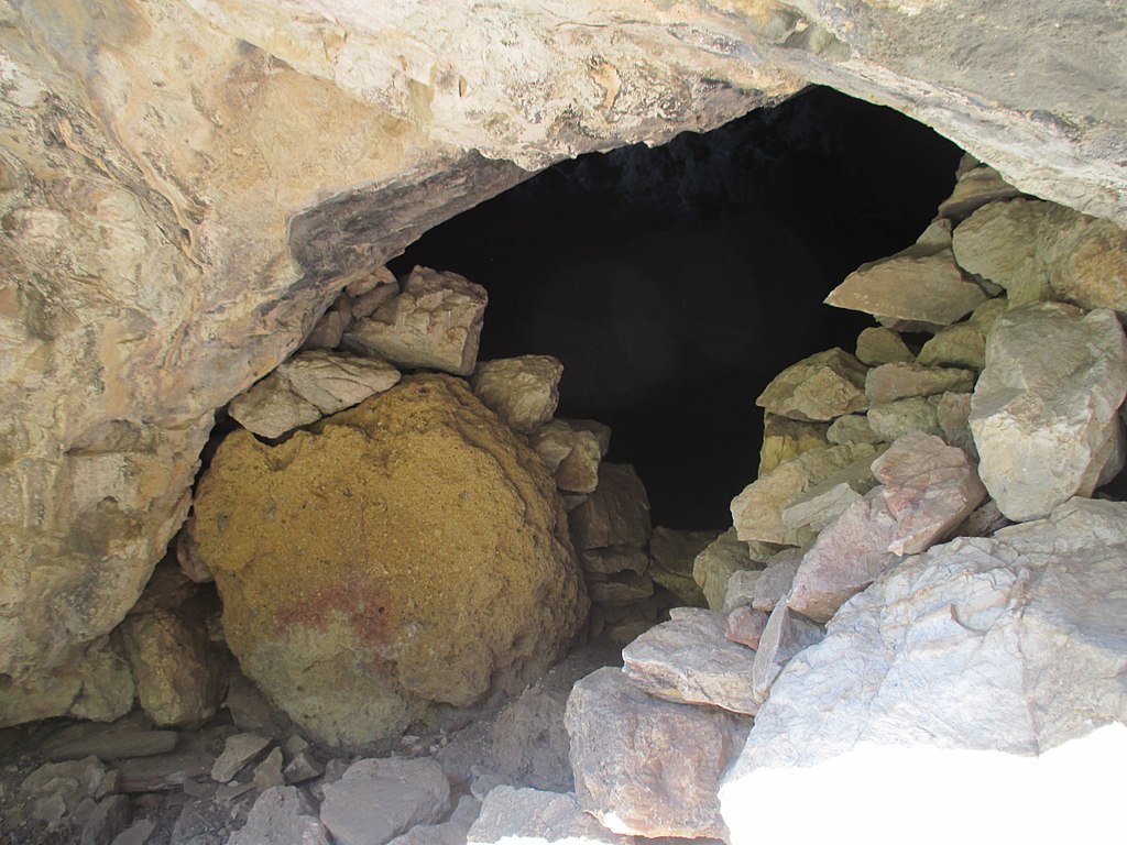 Vchod do tzv. Pythagorovy jeskyně v pohoří Kerkis na Samos. Kredit: Tomisti, Wikimedia Commons. Licence CC 4.0.