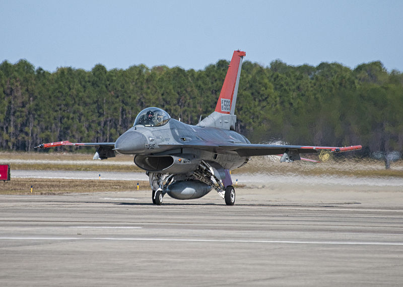 Letoun QF-16 během testů na Tyndall Air Force Base, v roce 2012. Kredit: US Air Force