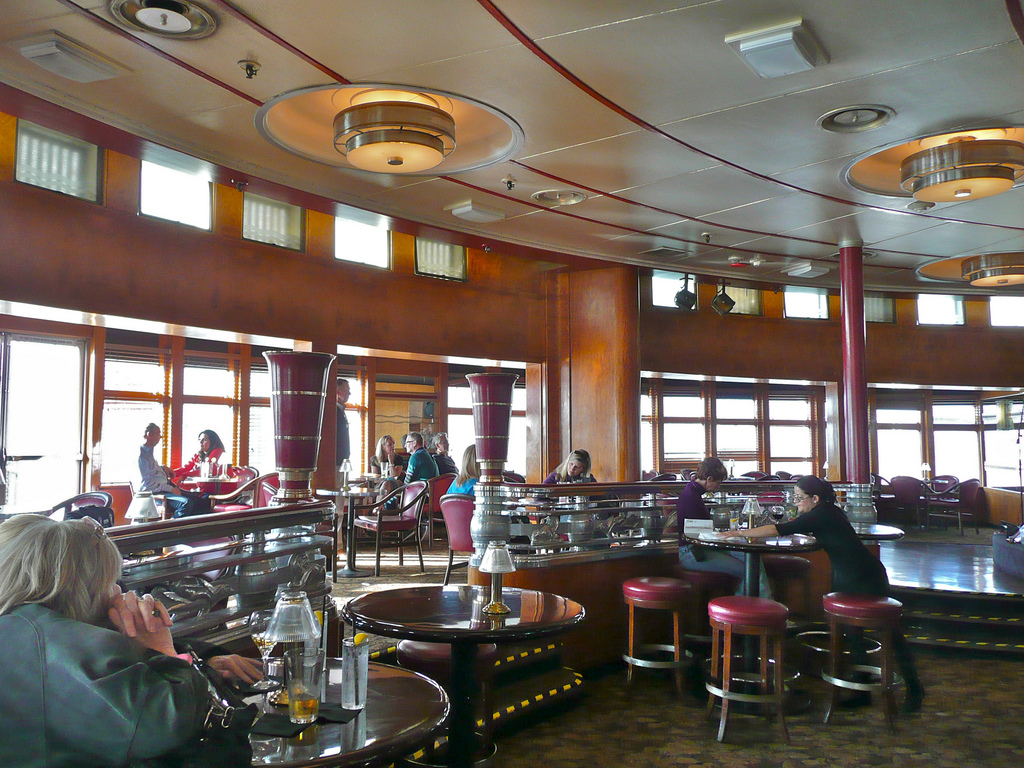 Bar v RMS Queen Mary. Kredit: mrarteest, Wikipedia, CC BY-SA 2.0
