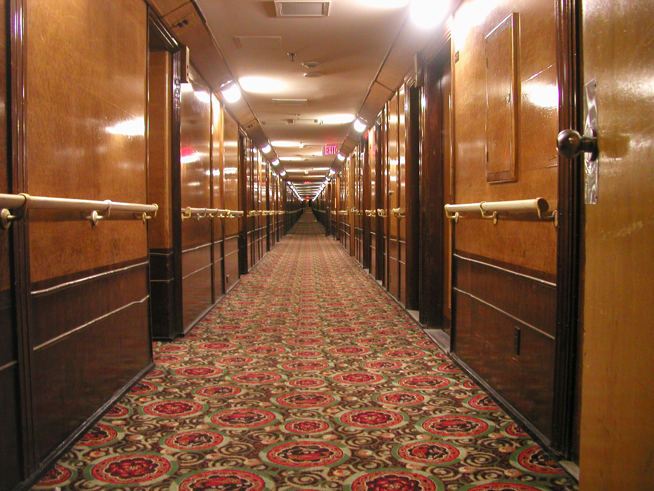 Chodba na Queen Mary. Foto: Jeffeby, volné dílo.