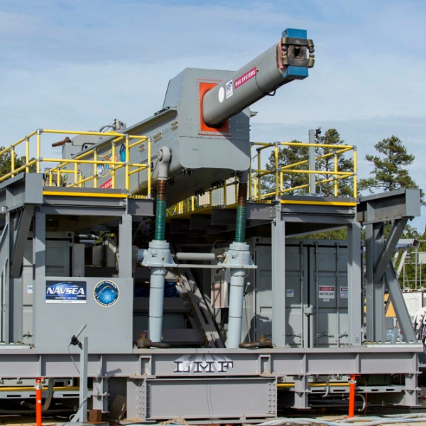 Railgun na testech. Kredit: US Navy/John Williams.