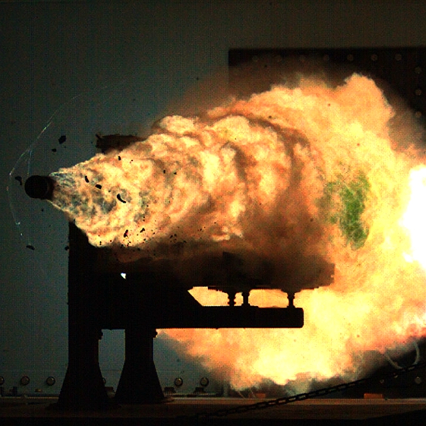 VĂ˝stĹ™el zÂ railgunu, vĂˇha projektilu 3,2 kg. Kredit: US Navy.