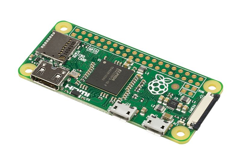 Minimalistický počítač Raspberry Pi Zero. Kredit: Evan-Amos / Wikimedia Commons.s