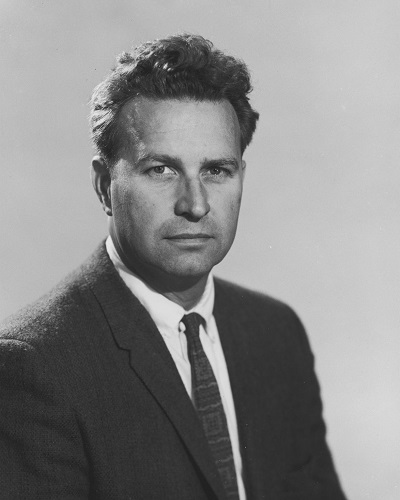 Robert Sinclair Dietz (1914-1995) byl jedním z „objevitelů“ pravé impaktní povahy kráteru Manson. Tento americký geofyzik a oceánograf se proslavil jako badatel na poli impaktní vědy, vyvíjel metodiku diagnostiky velkých impaktů a jako první rozeznal