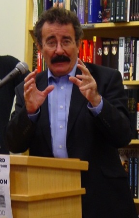 Robert Winston, profesor, LondĂ˝Ĺ?an a pĹŻvodnÄ› ortodoxnĂ­ Ĺ˝id.Â Jeho matka byla starostkou jednĂ© ÄŤtvrti a matematikou obdaĹ™enĂ˝ otec mu zemĹ™el v dĹŻsledku lĂ©kaĹ™skĂ© nedbalosti, kdyĹľ mu bylo devÄ›t. To nejspĂ­Ĺˇ pĹ™ispÄ›lo pĹ™i volbÄ› celoĹľ