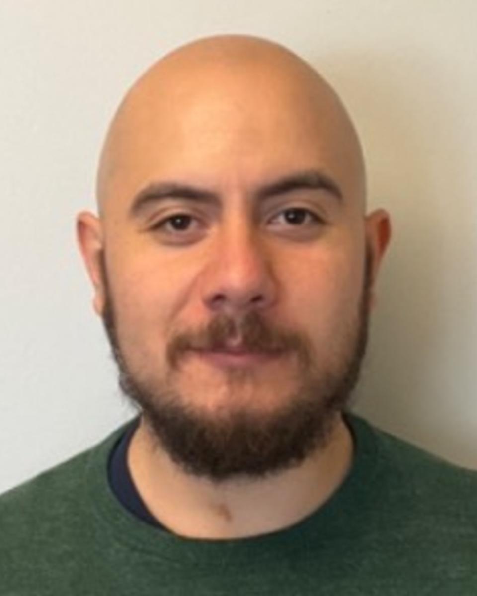 Rodrigo Tinoco Figueroa evoluční biolog, první autor studie:  „Endocasty (odlitky mozkovny) jsou špatným prediktorem morfologie mozku“.  Zdroj: Harvard University.