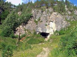 Denisova jeskyně v roce 2008. Kredit: D. A. Barnaul / Wikimedia Commons.