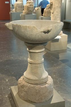 Nádoba na očistnou vodu z Athéniny svatyně v Mílétu, cca 550 před n. l. Asi jediný dnes známý předmět, u kterého je velice pravděpodobné, že s ním měl Anaximenés nějaký kontakt. Altes Museum Berlin. Kredit: Wikimedia Commons