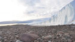 Okraj ledovce Hiawatha, kde se nacházejí stopy impaktu. Kredit: Pierre Beck.
