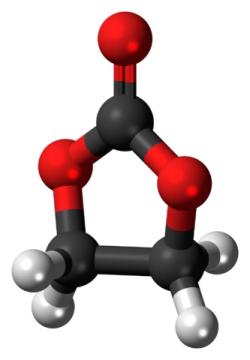 Model molekuly ethylenkarbonátu (esteru ethylenglykolu a kyseliny uhličité). Atomy uhlíku jsou znázorněné černými kuličkami, vodíku bílými, kyslíku červenými. Kredit: Jynto, Wikimedia Commons, CC0