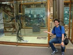 Dr. Manabu Sakamoto - vedoucí studie, která mění názor na příčinu vyhynutí dinosaurů. Na snímku je spolu s Eustreptospondylusem (vlevo). Kredit: University of Reading